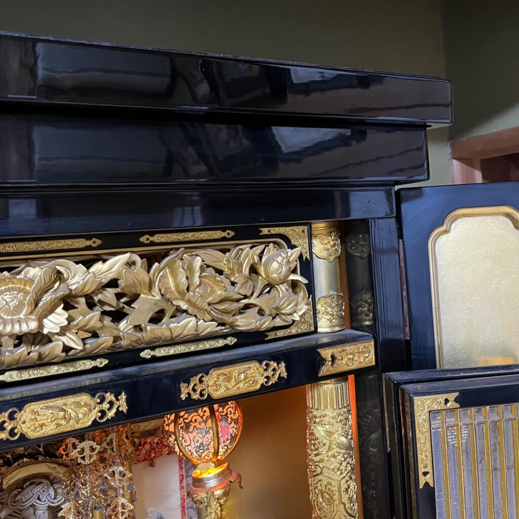 仏壇上部の右半分。職人が磨き艶出しを施し同じく本来の輝きに蘇っている