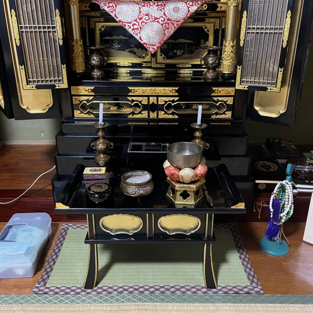 最後に心からの感謝をお伝えし、職人も使用しているお手入れセットと、ご先祖様へのお菓子を置かせていただき作業終了です。