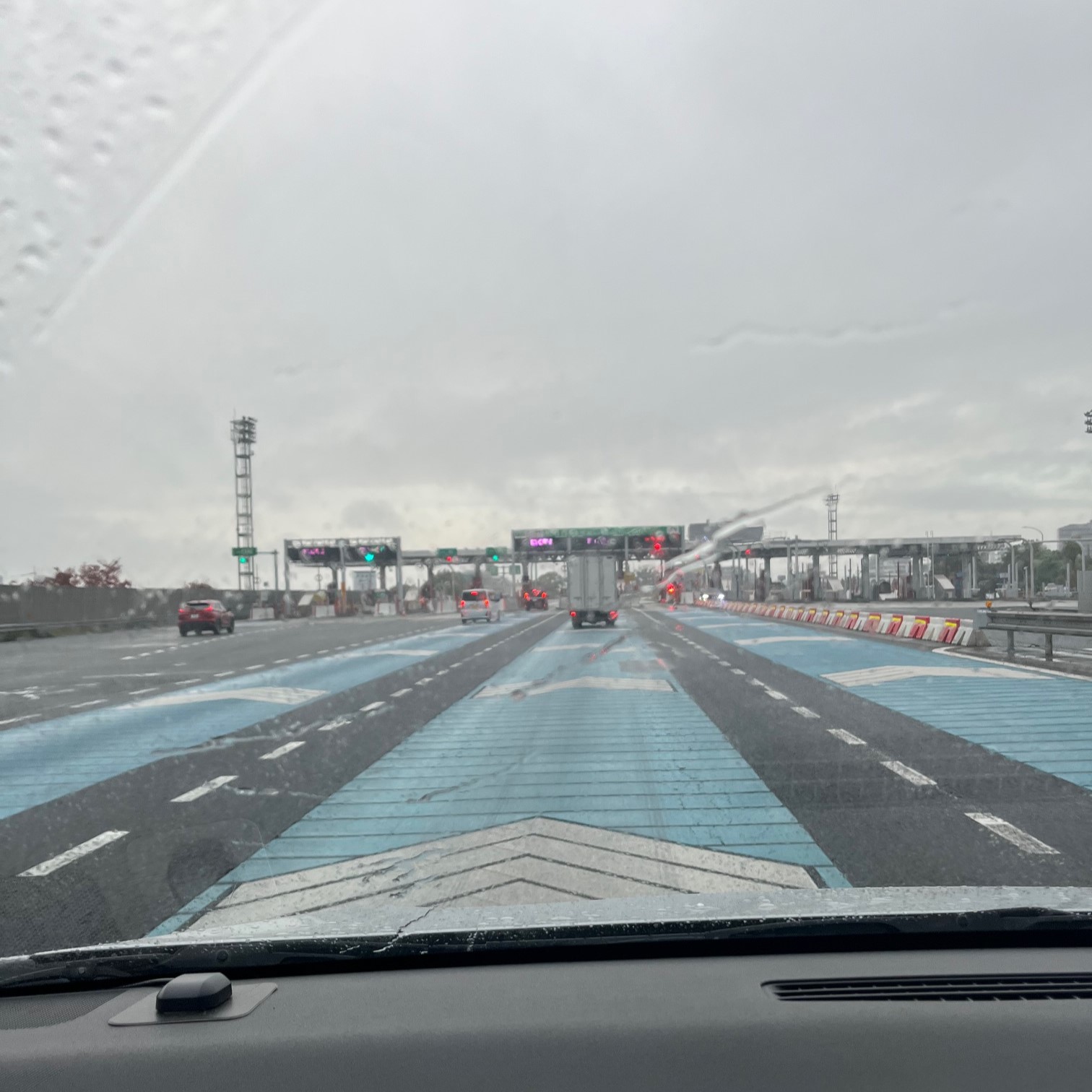 広島県三次市から兵庫県小野市へ仏壇引っ越し移動、運搬輸送を終わらせた帰路、空は曇り、しとしと雨が降っている