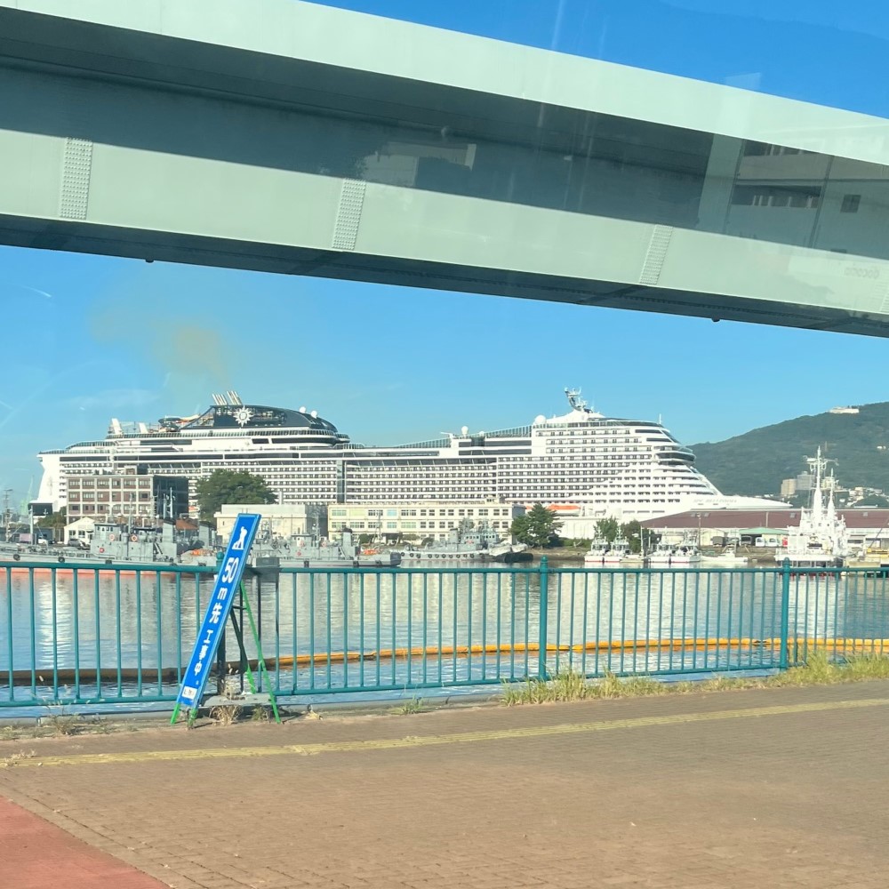 近くで見る大型豪華客船MSCベリッシマ、大型ホテルが何棟か並んでいるかのような大きさ、周りの船がとても小さく見える