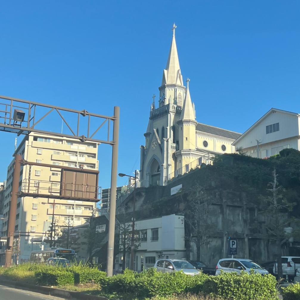 白く三角屋根が美しいカトリック三浦町教会