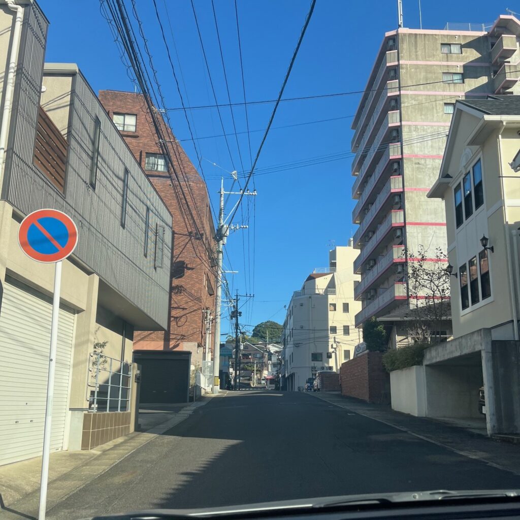 山と港に囲まれた街なので坂道が多く、その周りには綺麗な住宅が並んでいる