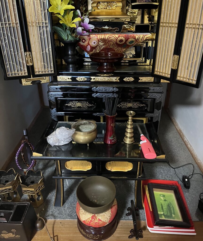 手入れが行き届いており、漆部分は黒く金箔は金色に輝いている