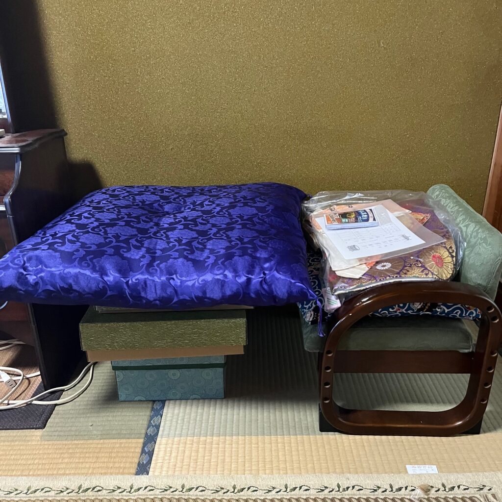 お仏壇と一緒に運ぶ座布団や仏前椅子、アルバムなどの思い出の品々も車に積み込む