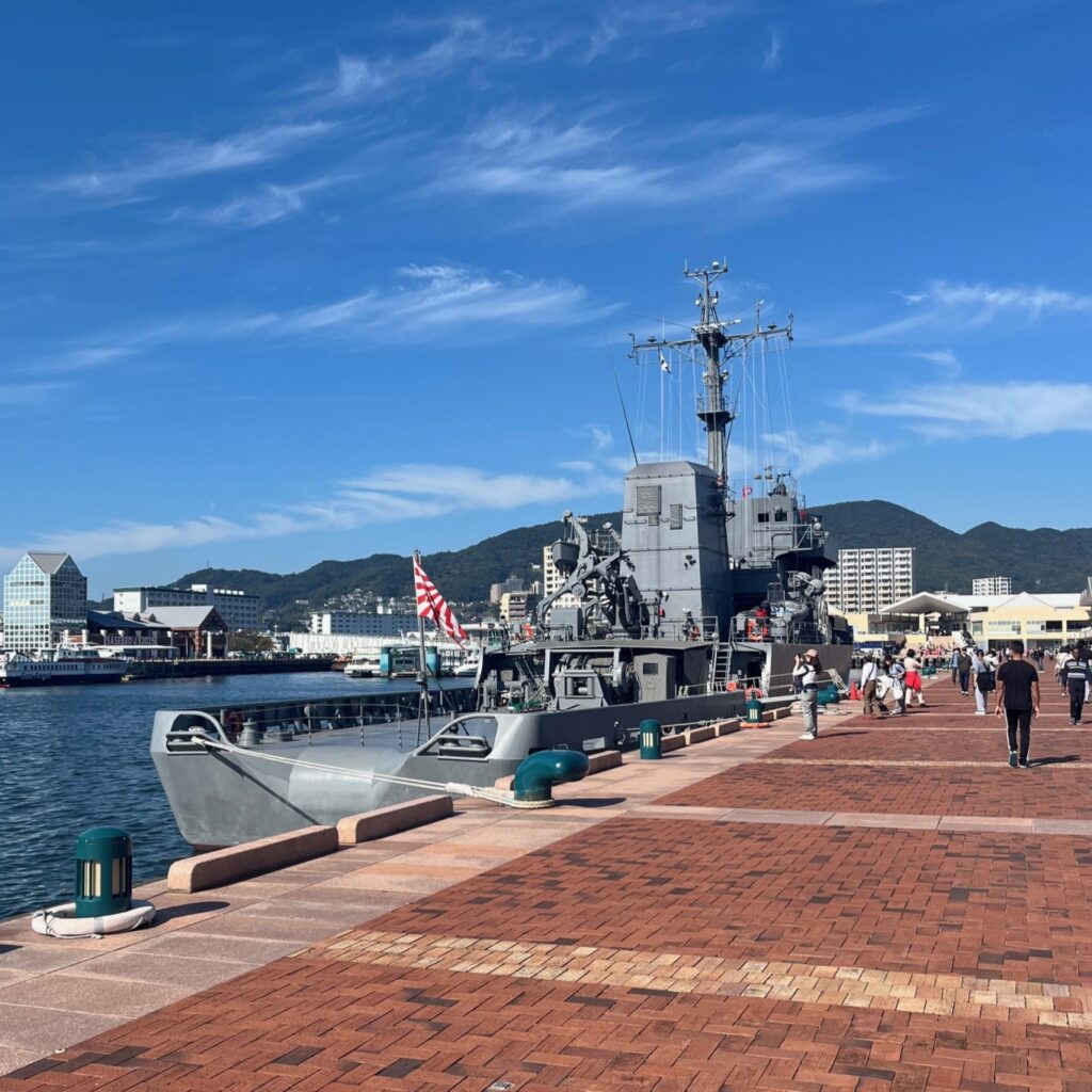 佐世保港ではイベントが開催されてて、艦船が見学でき多くの人で賑わっている