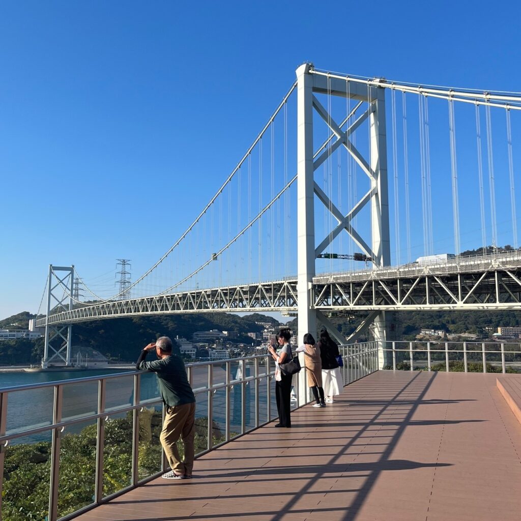九州最北端の九州道めかりサービスエリア、青い空と白く雄大な関門橋