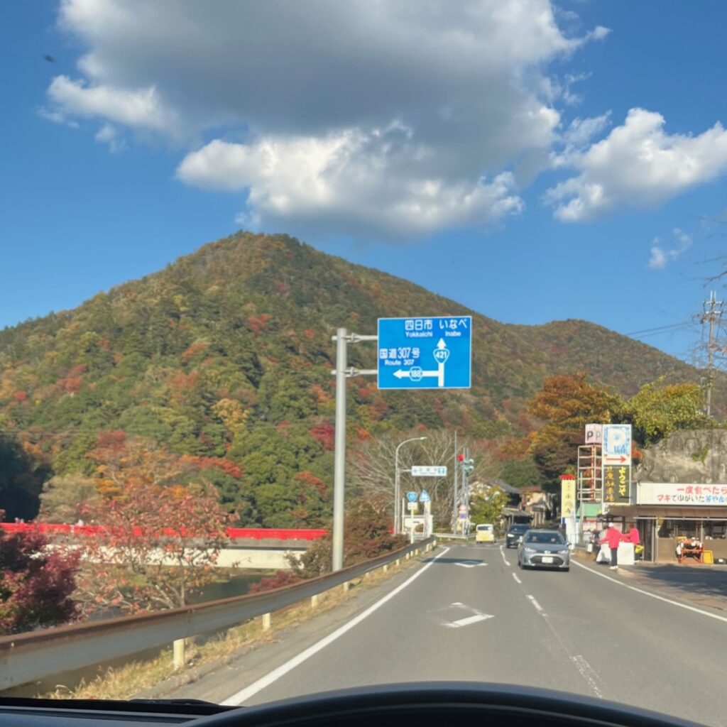 滋賀県で高速道路を降りて紅葉の美しい峠道を走る