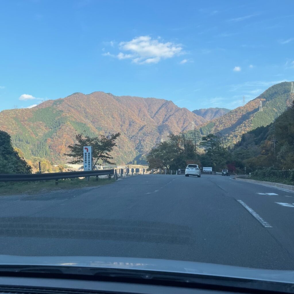 大きな山も緑と紅葉に彩られている