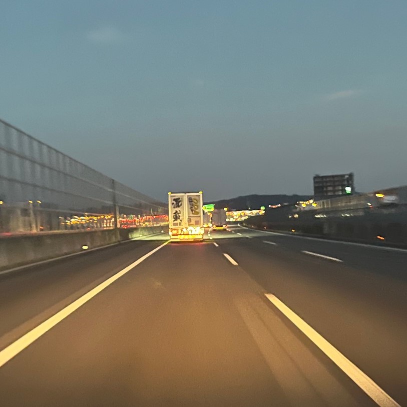 新東名高速の最高速度120㎞区間の3車線道路、行きかう車が速く進んでいる