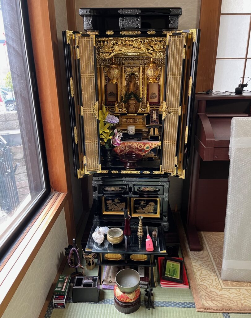 長崎県佐世保市から東京都東村山市への仏壇引っ越し移動、運搬輸送したお仏壇、職人が拭き上げをして光り輝くお仏壇
