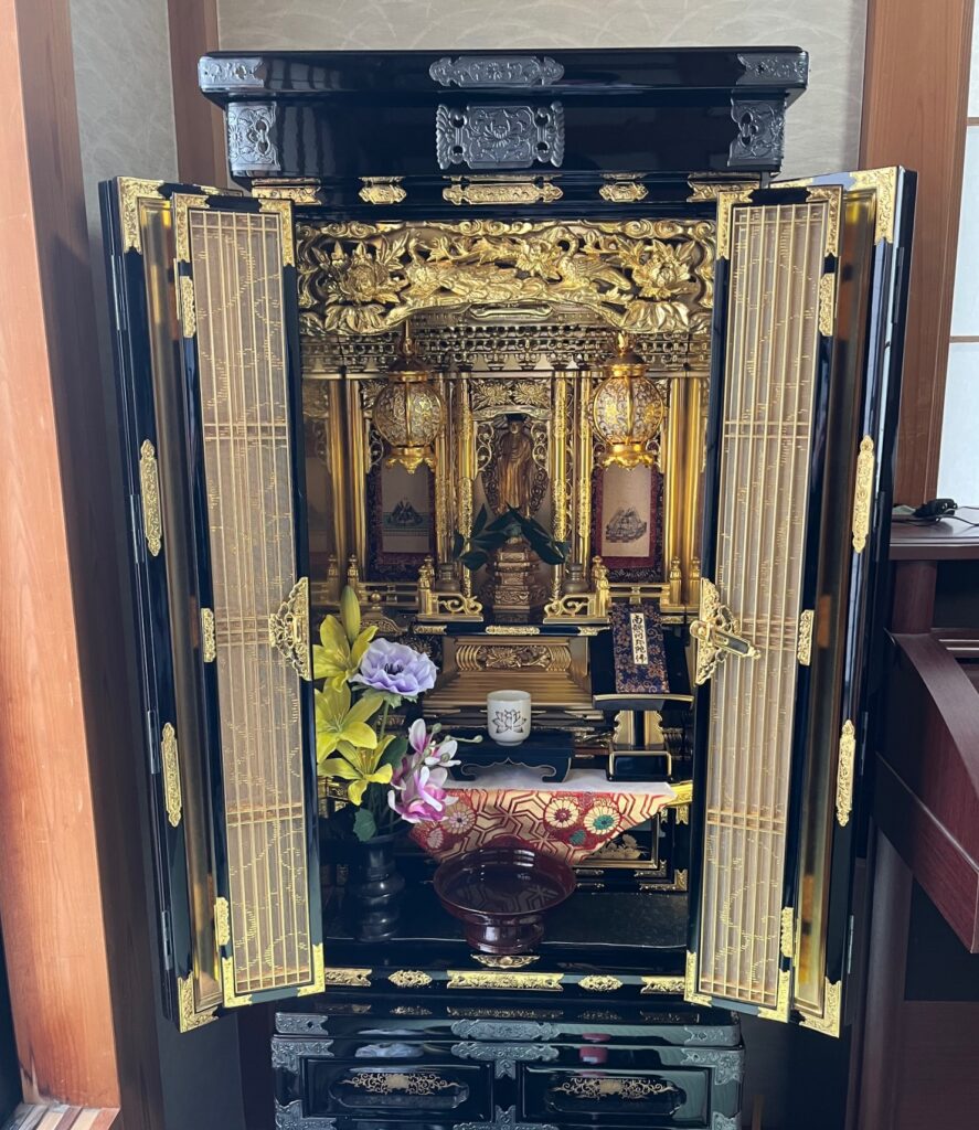 漆部分も黒く金箔部分も鮮やかに輝いている