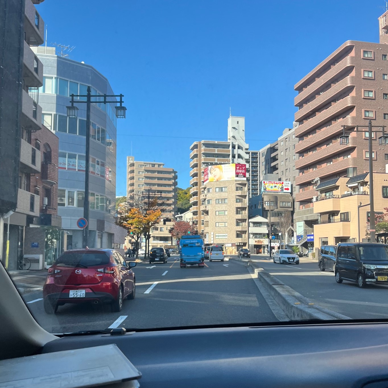 広島市中区から広島市南区への仏壇引っ越し移動、運搬輸送に向かう広島市街地、広い道路の周りはビルやマンションが立ち並ぶ