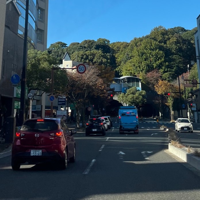 広島市街地の緑に囲まれたトンネルが都会の街に馴染んでいる