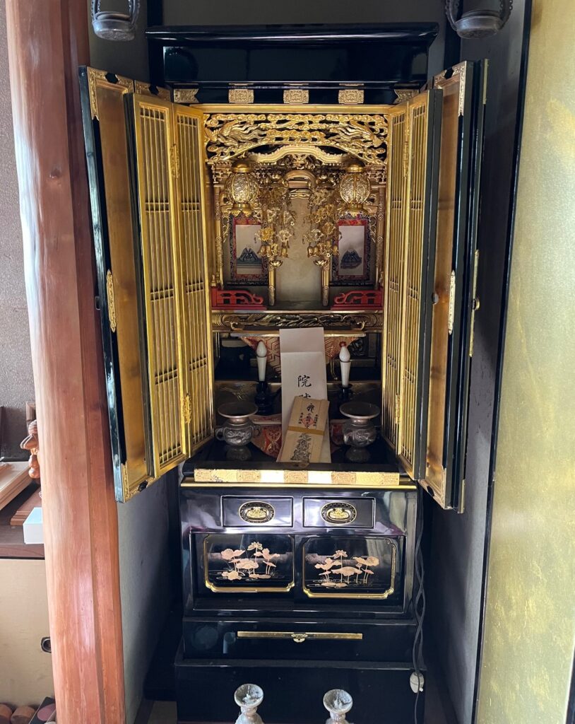 広島市中区から広島市南区への仏壇引っ越し移動、運搬輸送後するお仏壇、黒漆部分が長年の煤や油分で市越くすんでいる