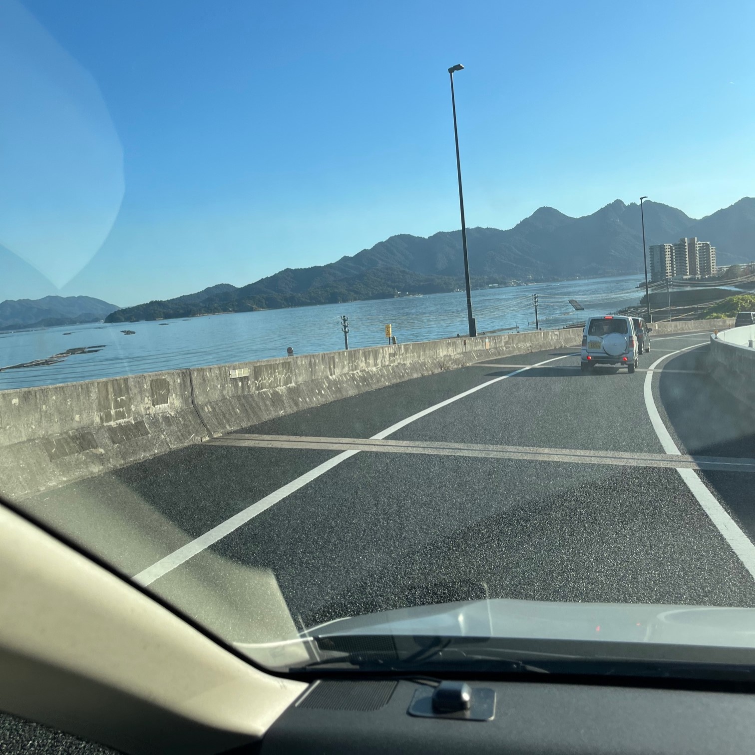 広島市中区から広島市南区への仏壇引っ越し移動、運搬輸送の帰りに見えた国道沿いの瀬戸内海。海の向かいには厳島神社で有名な宮島が見える
