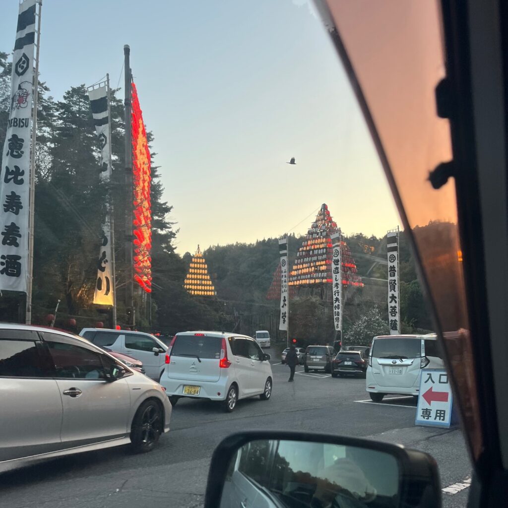 山口県岩国市の炭火焼き山賊焼きや、顔ほどの大きさがある山賊むすびが味わえるお店「いろり山賊」の横を通っている