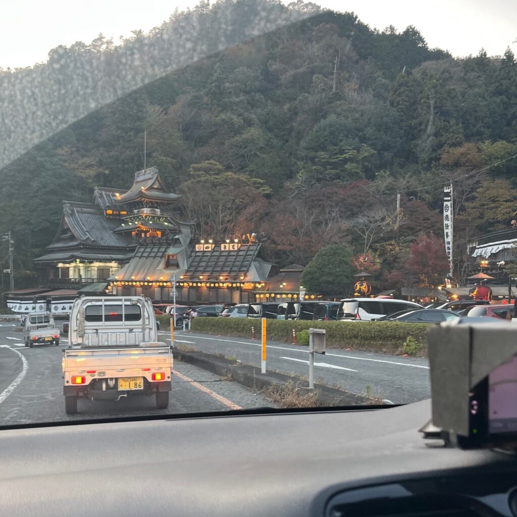 お店には夕方でも大くの車が止まっている