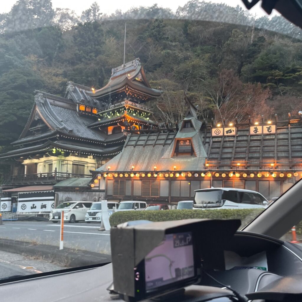 お城のような建物には多くのちょうちんやライトで彩鮮やかに照らされている