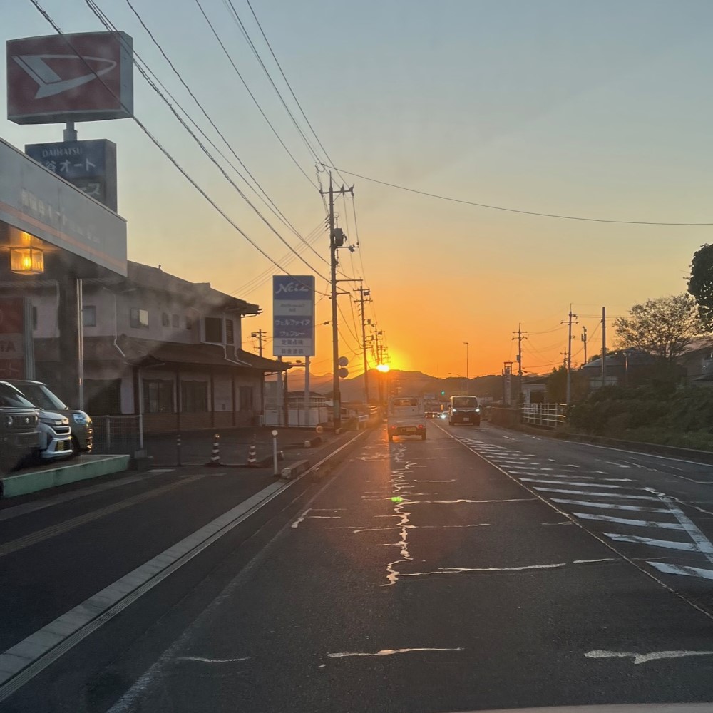 道の先には日が沈む前の美しい夕日が輝いている
