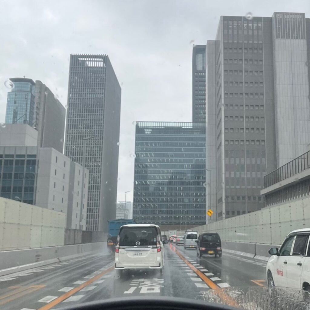 阪神高速環状線の梅田中心部のビル群、雨なので渋滞している