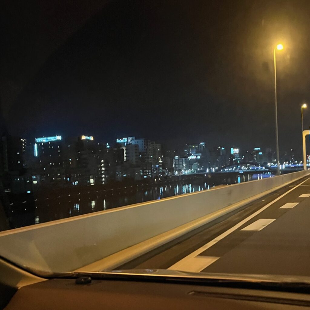 隅田川沿いに浅草の夜景が広がっている