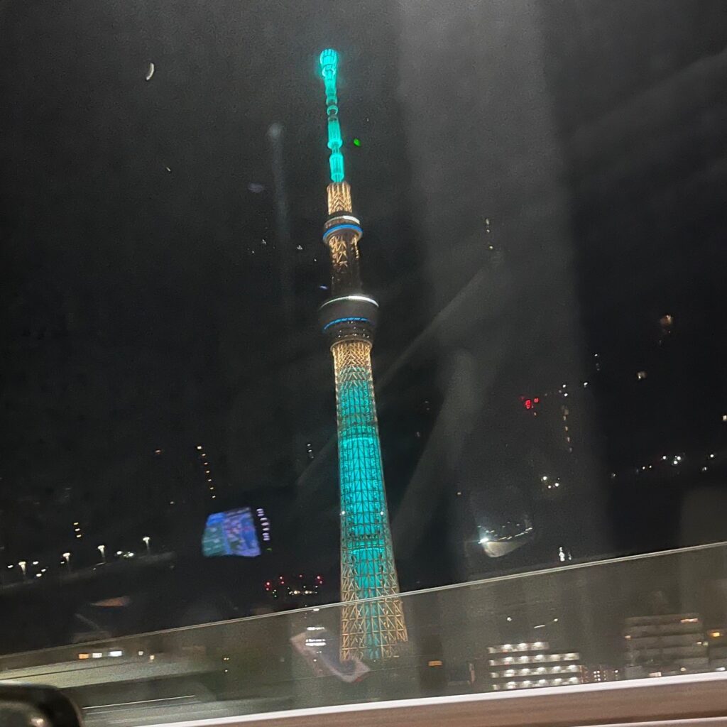 東京スカイツリーが色鮮やかでも眩しくなく、幻想的な光を放っている