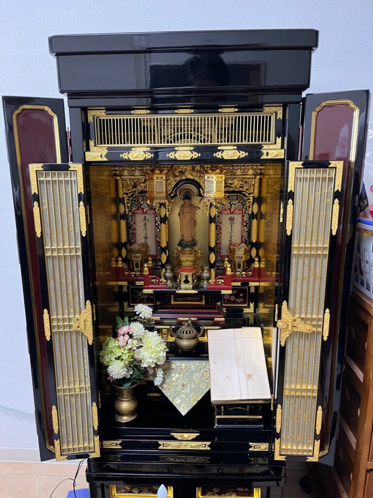 大阪市住吉区から東京都足立区 仏壇引っ越し、移動、運搬輸送後のお仏壇。艶出し仕上げを施し光り輝いている。