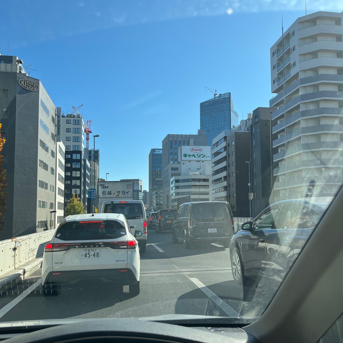 大阪市住吉区から東京都足立区 仏壇引っ越し、移動、運搬輸送後の帰りのビルに囲まれた首都高速、昼間なので渋滞している