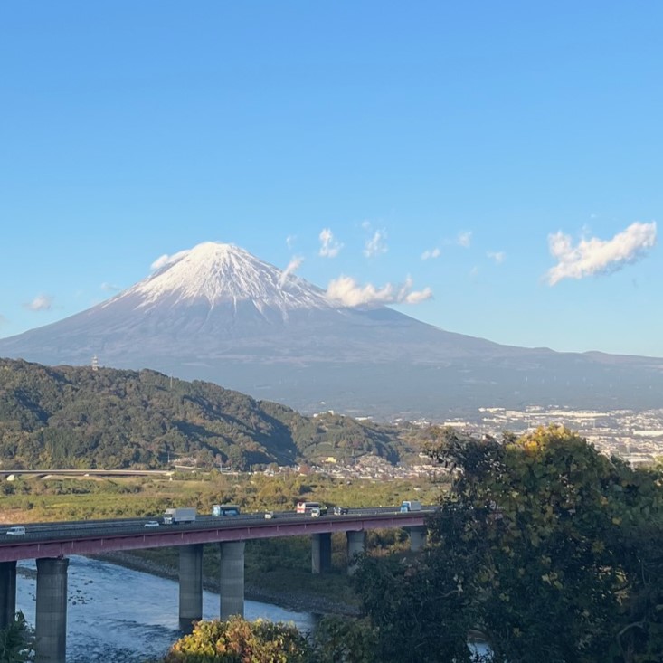 東名高速、静岡県富士市の富士川サービスエリアから望む富士山、目の前に多きな富士山と裾野まで見渡せられる