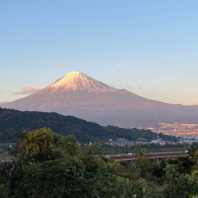 夕日を浴びて輝く富士山