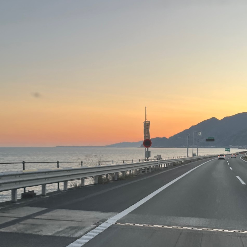 夕日を浴びた駿河湾が広がっている