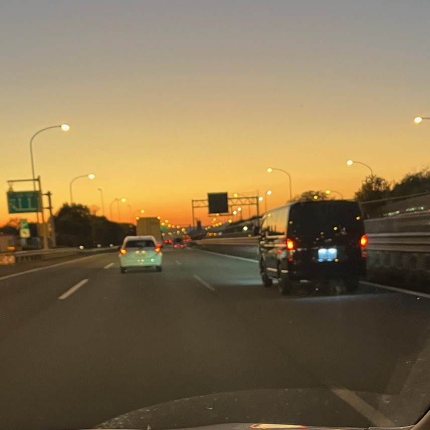 日も暮れ始め照明灯も照らされ美しく光る東名高速道路