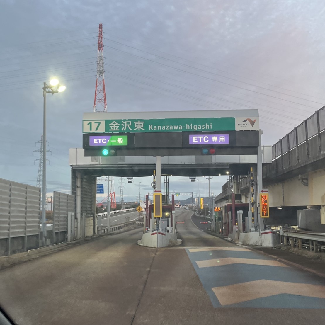 金沢東インターチェンジで北陸自動車道を下りる