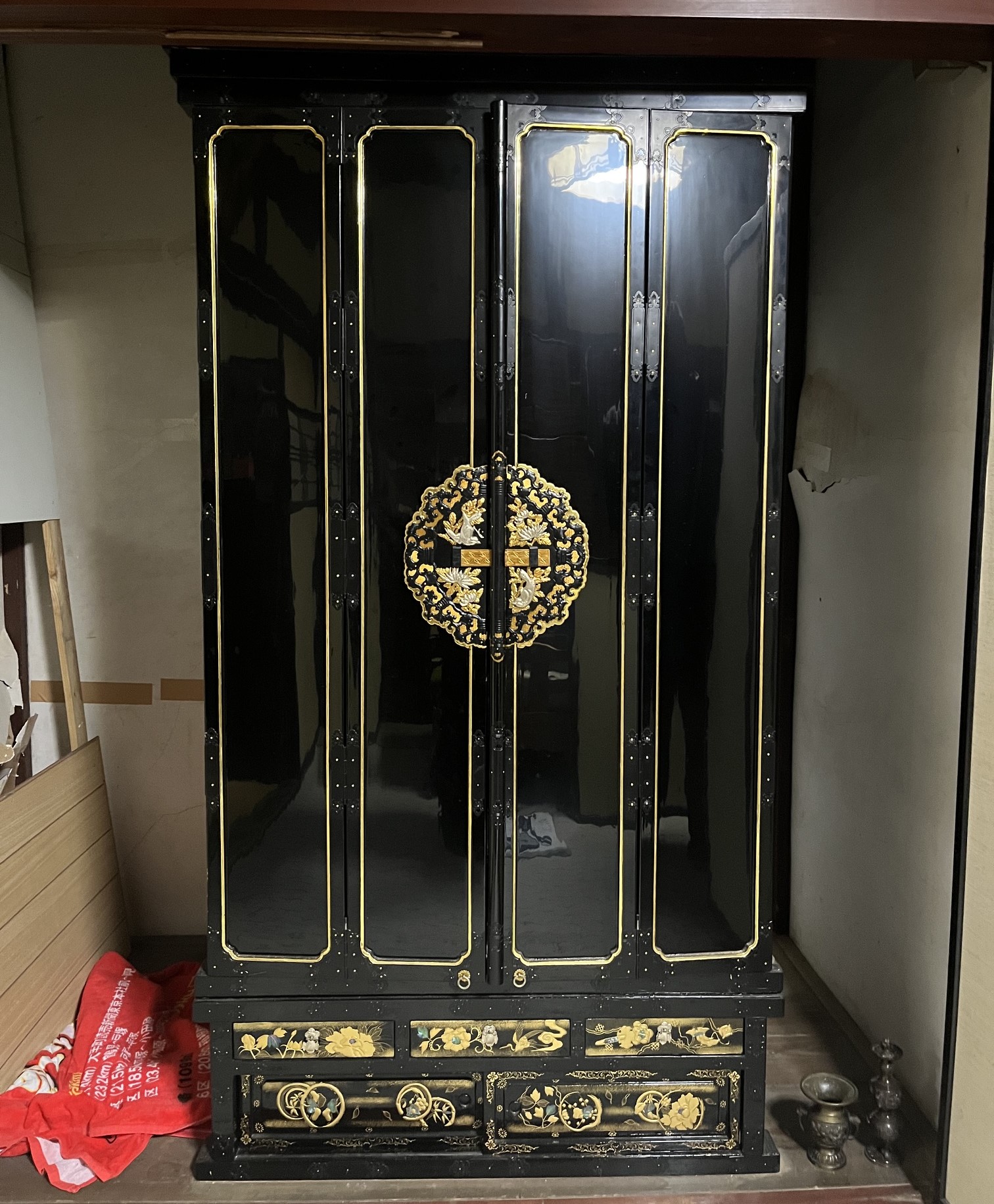 外扉を閉めた磨き艶出し前のお仏壇。全体的にくすんでいて黒漆の輝きがなくなっている。