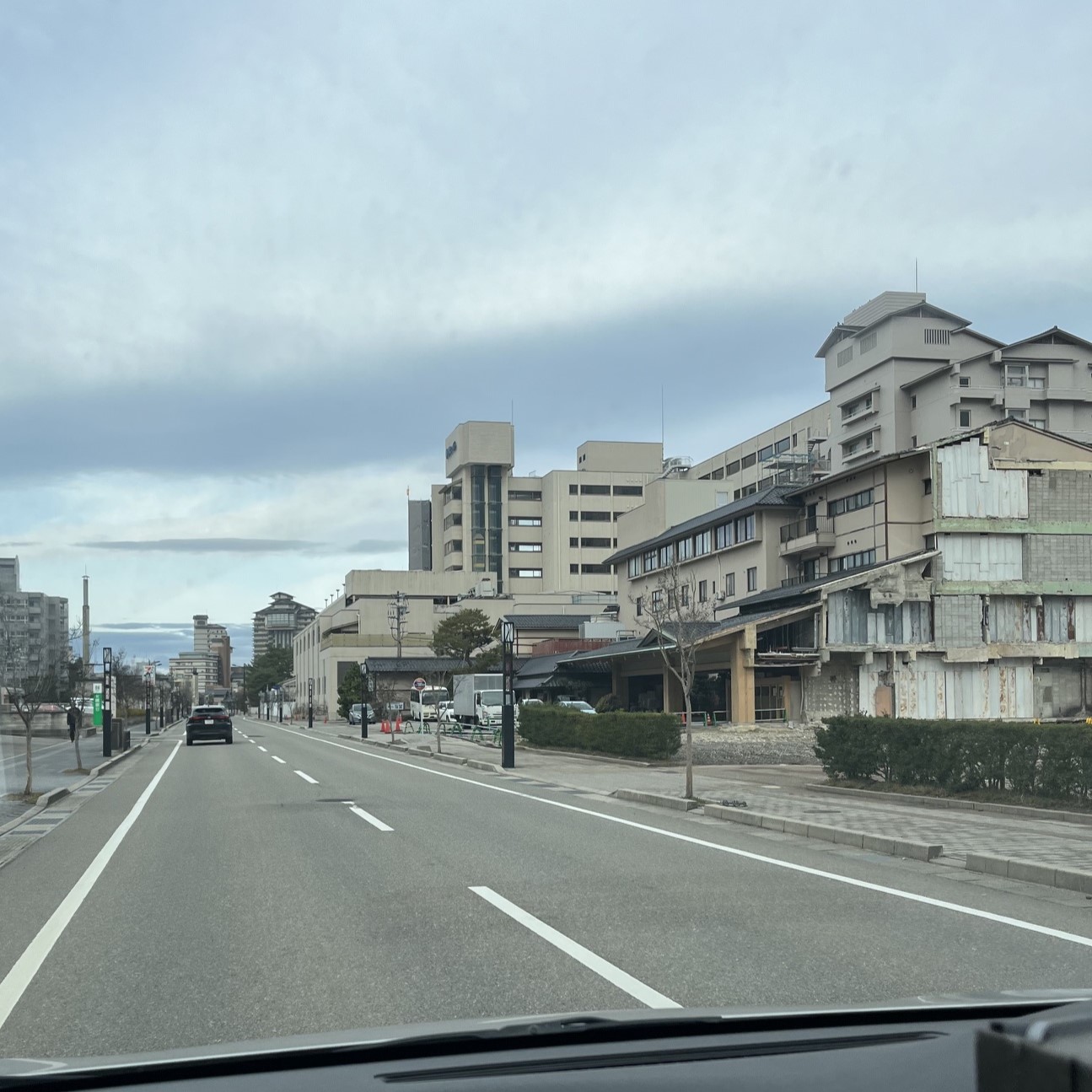 仏壇移動先のご家族様宅の七尾市和倉町の温泉街、道沿いには大きな旅館が連なっている。