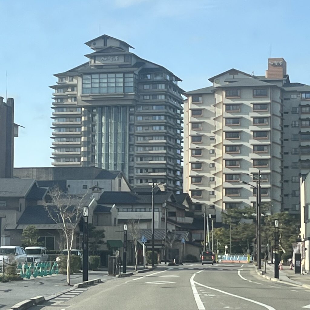 和倉温泉でひときわ目立つ。20階建てで計233室の豪華な旅館、
加賀屋も解体される