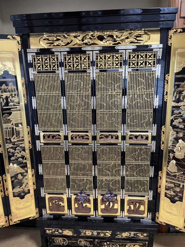 内扉もの周りの黒漆も磨き艶出しを施し輝いている。