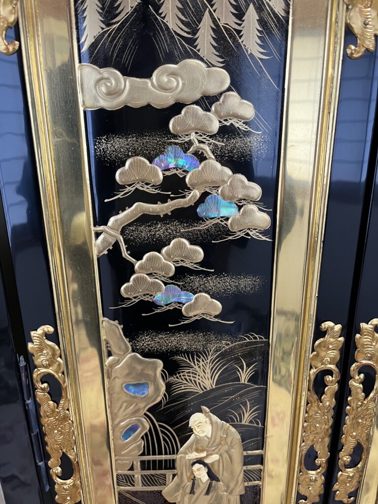蒔絵の一部には青貝が使われていて、金箔と一緒に美しく光り輝いている。