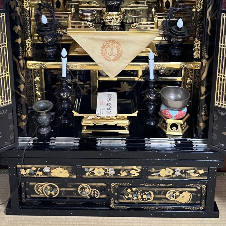 磨き艶出し後の仏壇の下台。全体と同じく黒漆の輝きが蘇り、施されている金の蒔絵も一層輝いて見える。