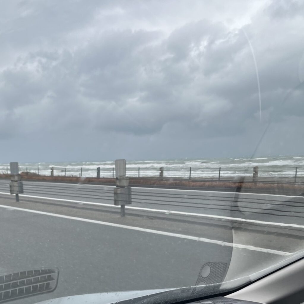 海も白波を立てて荒れ始めている。