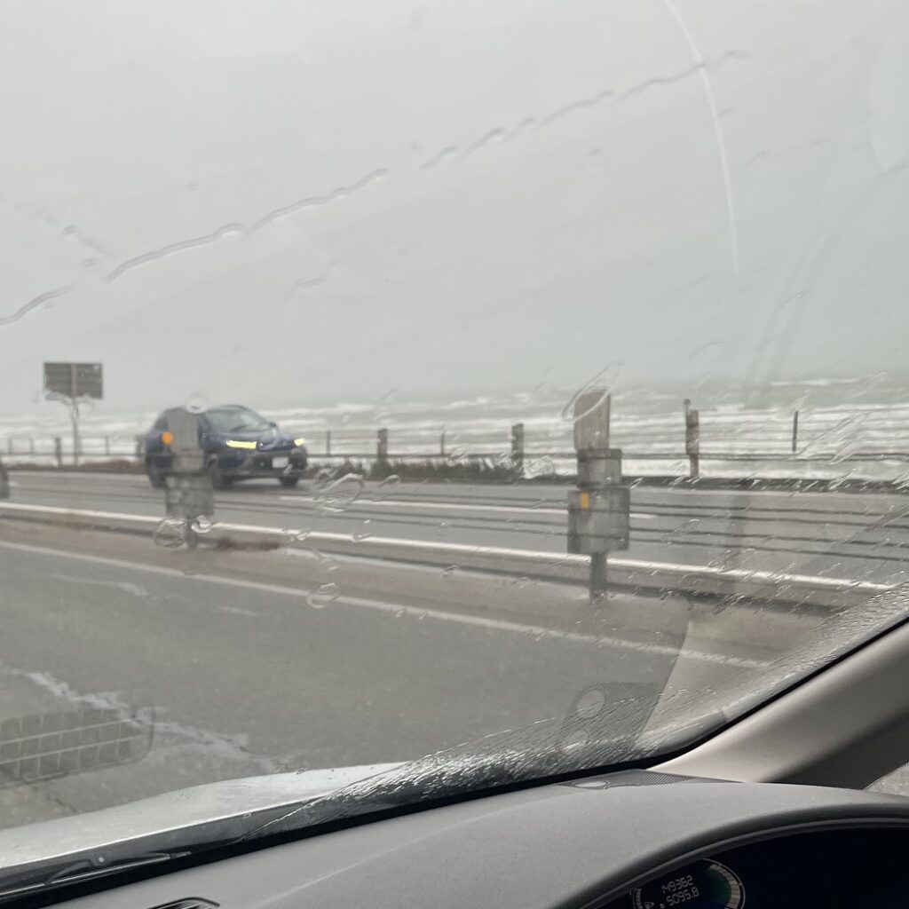 暴風暴雨に入り横からの強い雨風と荒れた海沿いの道をゆっくり走行している。