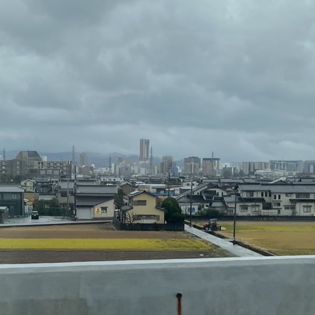 北陸自動車道から見える金沢中心部。北陸地方全体でも最も高いビル、ホテル日航金沢が周りの建物と比べて飛び出ている