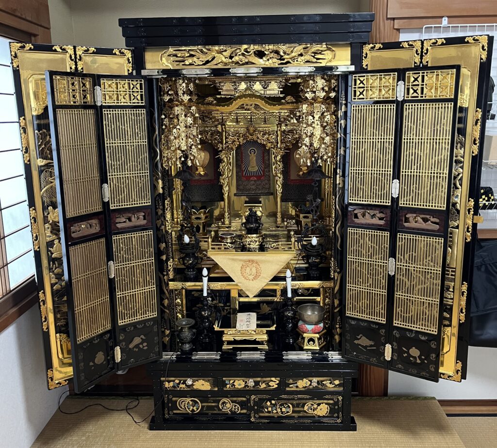 磨き作業終了後、仏具や装飾品を飾つけると、重厚感と美しさと風格が増している。