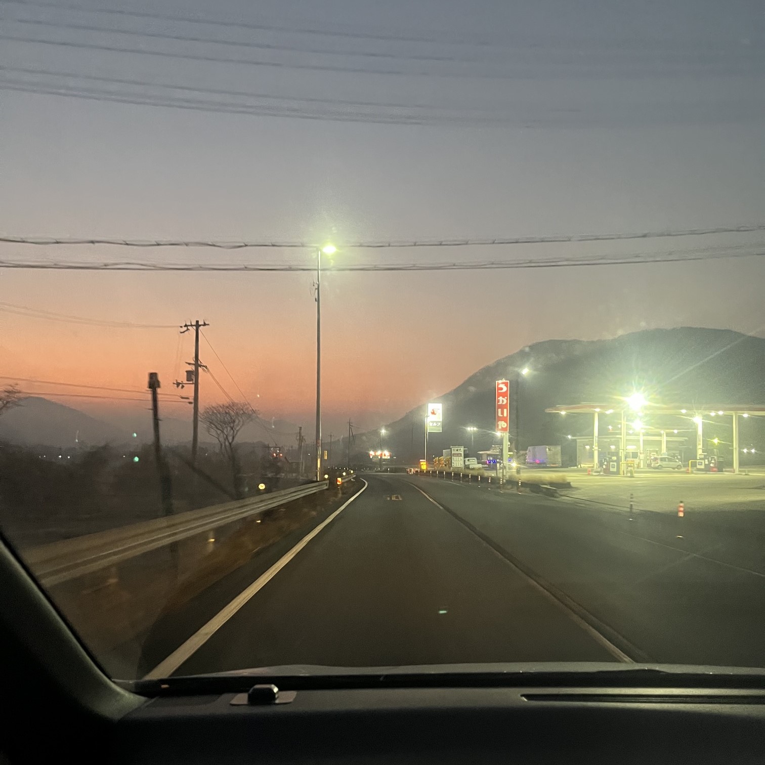 兵庫県西宮市へ仏壇引越し・移動、運搬輸送する際に通った国道2号線、朝日が昇る前の空とガソリンスタンドの照明が綺麗に光っている