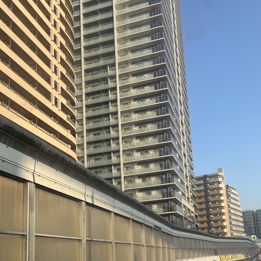 太陽に照らされたビル群が金色に光っている。