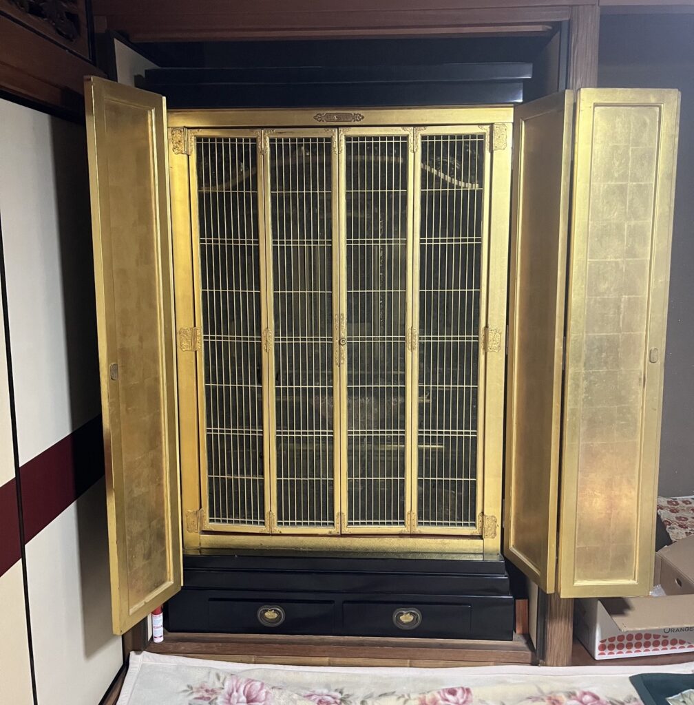 仏間いっぱいに収まった大型金仏壇。扉は仏間に収まらず、扉を広げるとふすま2枚の幅を優に超える大きさ