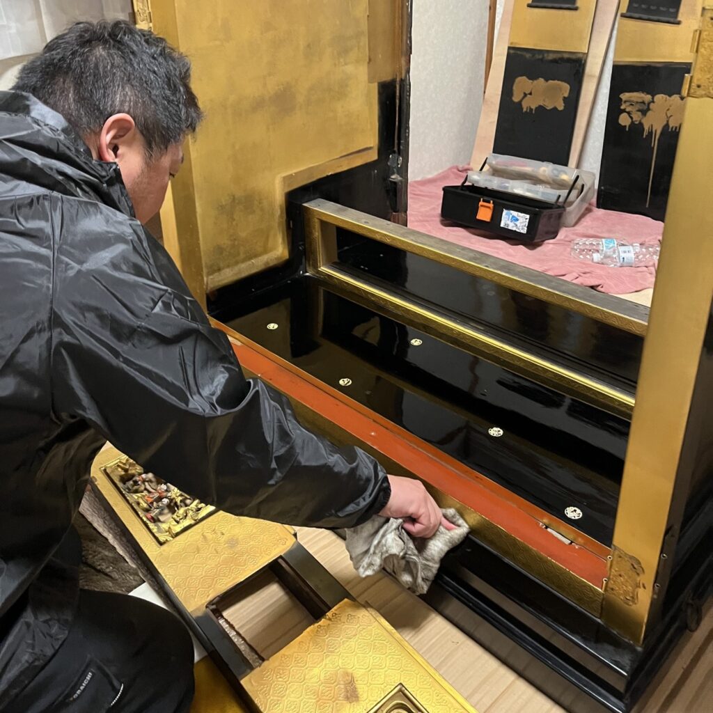 分解移動後、一つ一つの部品を磨き上げ、本来の輝きを取り戻した部品を丁寧に組み上げる