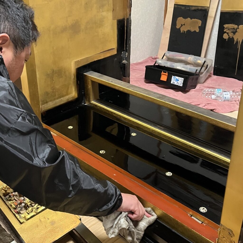 仕上げの磨き上げ後の仏壇内部の棚、本来の漆の輝きに蘇りつやつやに黒光りしている。