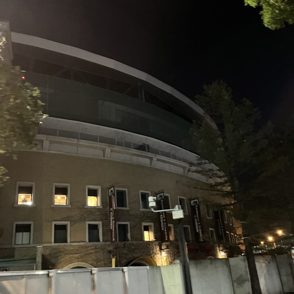 甲子園球場の周りは工事中で低い壁が囲ってある。