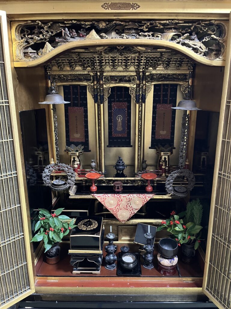 磨き仕上げ後に仏具を元の場所に戻している。